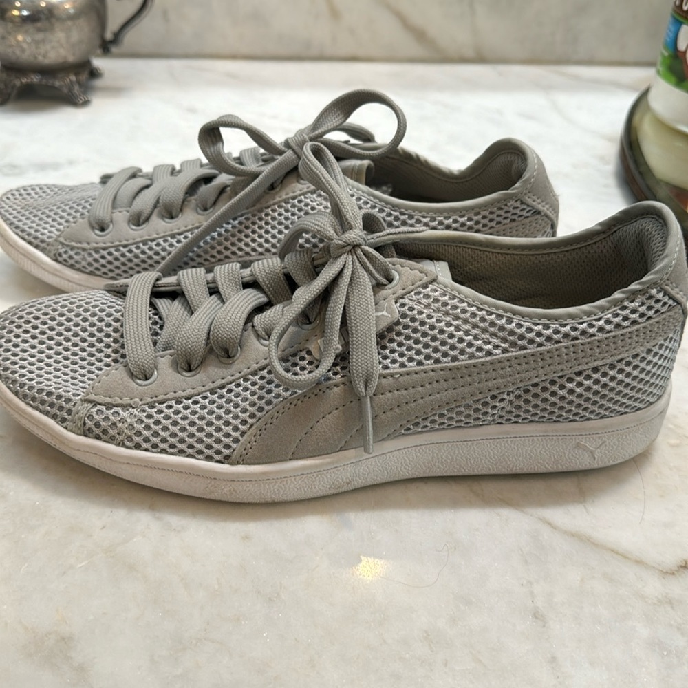 Gently used puma sneakers